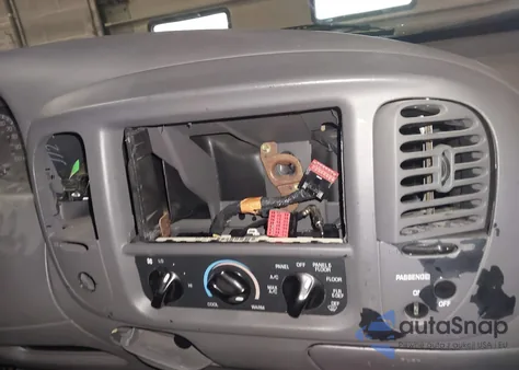 1999 Ford F-150 Lariat/Xl/Xlt из США, поврежденный, VIN 2FTRF08W0XCA35168